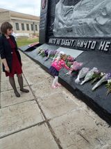 На памятнике погибшим солдатам
