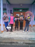 Ученики поздравляют учителей-ветеранов с днём учителем!
