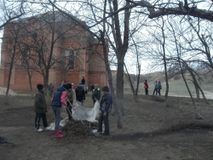 Возле братской могилы «Слава героям»  тоже должен быть порядок!