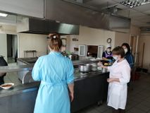 Проверка санитарного состояния зала столовой