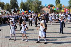 Танцуют первоклассники