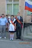 Поднятие флага на торжественной линейке Последнего звонка