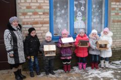 Мы идем развешивать кормушки