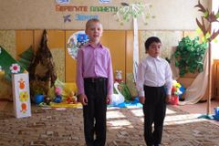 Егор и Саша исполняют песню