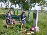 Возложение цветов к мемориалу солдата.