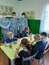 Родители пронаблюдали за приёмом пищи.