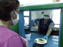 Высоцкая Валентина Ивановна  (родитель ученика 5 класса) «При посещении школьной столовой я отметила чистоту зала, висит меню сегодняшнего дня. Питание детей осуществляется согласно 10-дневному сбалансированному меню. Вся еда готовится на месте. В кухонно