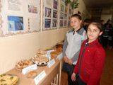 Яна Буряченко и Инжила Измаилова знакомят с блюдами своей экспозиции выставки «Кулинарные изделия»