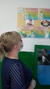 Ермакова Светлана Михайловна (родитель ученицы 1 класса) «Я имела возможность всю неделю посещать школьную столовую и посмотреть, как и в каких условиях питается мой ребёнок. В зале находится умывальник, где ребята моют руки с жидким мылом и дезинфицируют