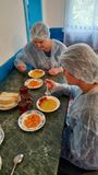 ЧЛЕНЫ КОМИССИИ ПРОДЕГУСТИРОВАЛИ ПОРЦИИ