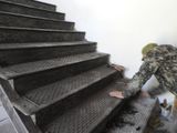 Металлическая лестница во время производства работ_Реставрационные работы чугунных проступей.