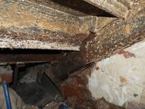 Металлическая лестница до реставрационных работ_Очистка от грязи и ржавчины косоура и металлической лестницы.