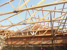 Монтаж деревяных ферм.