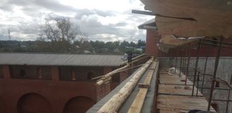 Воссоздание крыши над боевым ходом стен Зарайского кремля.