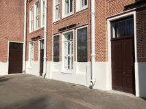 Замена дверей и окон на центральном фасаде.