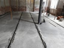 Устройство стяжки в холле.