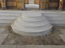 Реставрация белокаменных ступеней салеи.