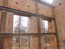 Установка металлоконструкции для укрепления стен внутри здания.