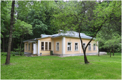 Красногорский район, пос. Архангельское, Ансамбль усадьбы «Архангельское»,  XVII – нач. XX в.: домик смотрителя дворца (основание), 1900 г.