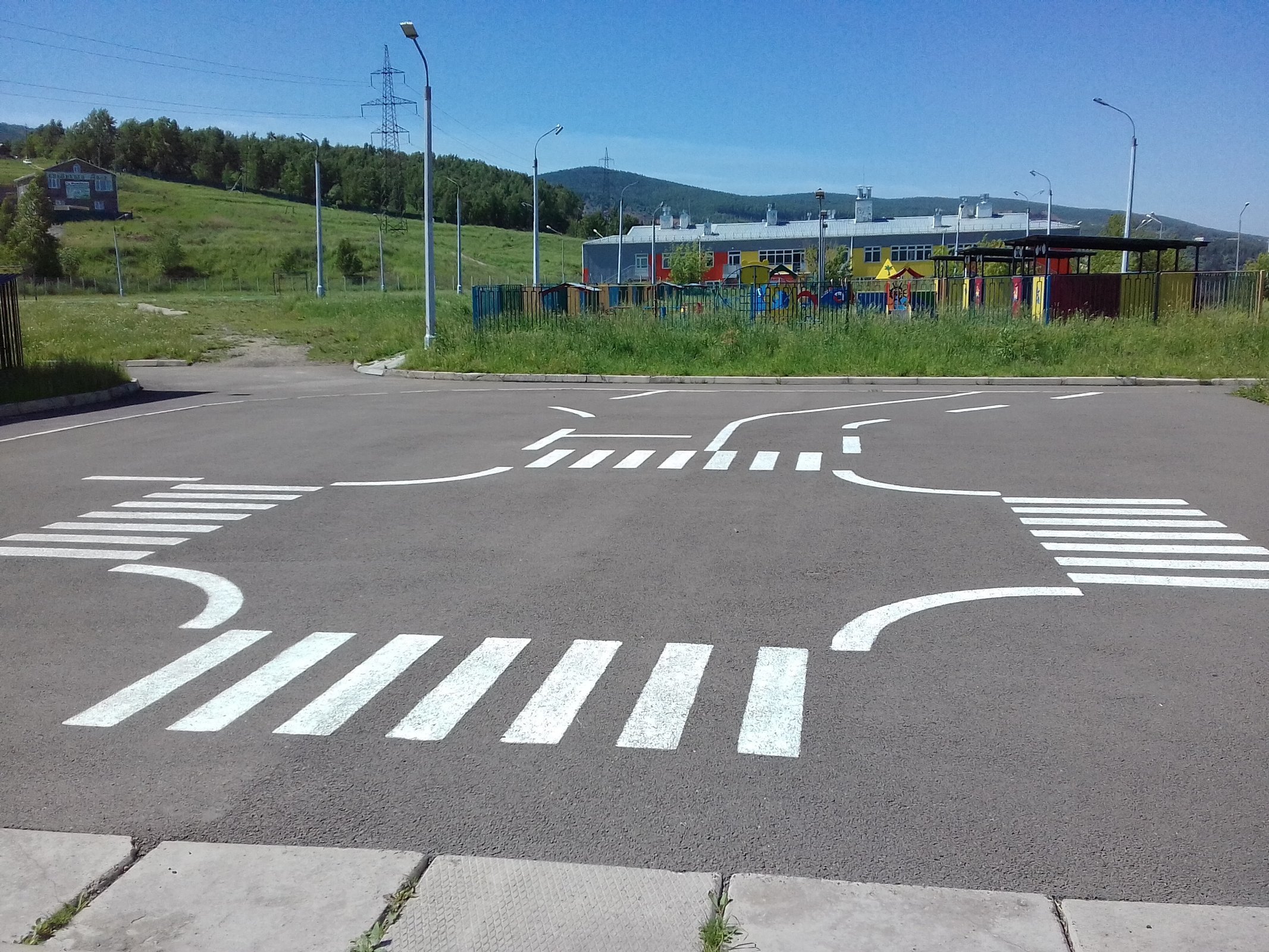 Дорожного движения 2018. Городки безопасности движения. велогородок разметка. пдд городок на асфальте. тренировочный перекресток в школе.