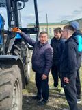 Студенты колледжа проходят экзамены на право управления самоходными машинами