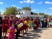 Праздничное шествие в национальных, стилизованных костюмах.