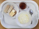 День 6. Каша жидкая молочная ( с крупой рисовой с маслом и сахаром), чай с сахаром, бутерброд с сыром и маслом, кондитерское изделие.