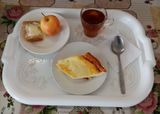 День 3. Омлет с зеленым горошком, чай с сахаром, хлеб пшеничный,  бутерброд с маслом, плоды свежие.