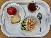 День 8. Курица тушенная в соусе, макаронные изделия отварные с маслом, напиток из плодов шиповника, хлеб пшеничный, плоды или ягоды свежие, овощи натуральные свежие (огурцы).