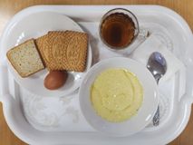 День 2. Каша вязкая молочная из пшенной крупы (с маслом и сахаром), яйца вареные, компот из смеси сухофруктов, хлеб пшеничный, кондитерское изделие.