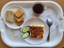 День 7. Омлет натуральный, овощи натуральные свежие (огурцы), чай с сахаром, хлеб пшеничный, кондитерское изделие.