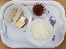 День 6. Каша жидкая молочная ( с крупой рисовой с маслом и сахаром), чай с сахаром, бутерброд с сыром и маслом, кондитерское изделие.