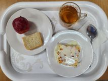 День 3. Запеканка из творога, молоко сгущенное, чай с лимоном, хлеб пшеничный, плоды или ягоды свежие.