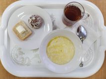 День 4. Каша вязкая молочная из риса и пшена (с маслом и сахаром), масло (порциями), чай с сахаром, хлеб пшеничный, кондитерское изделие.