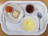 День 9. Каша вязкая молочная из пшенной муки (с маслом и сахаром), сыр (порциями) (Российский), чай с сахаром, хлеб пшеничный, плоды или ягоды свежие.