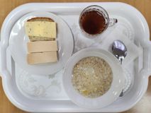 День 1. Каша вязкая молочная из овсяной крупы (с маслом и сахаром), бутерброд с сыром и маслом, чай с сахаром, кондитерское изделие