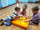 На полянке играли и солнышко собрали