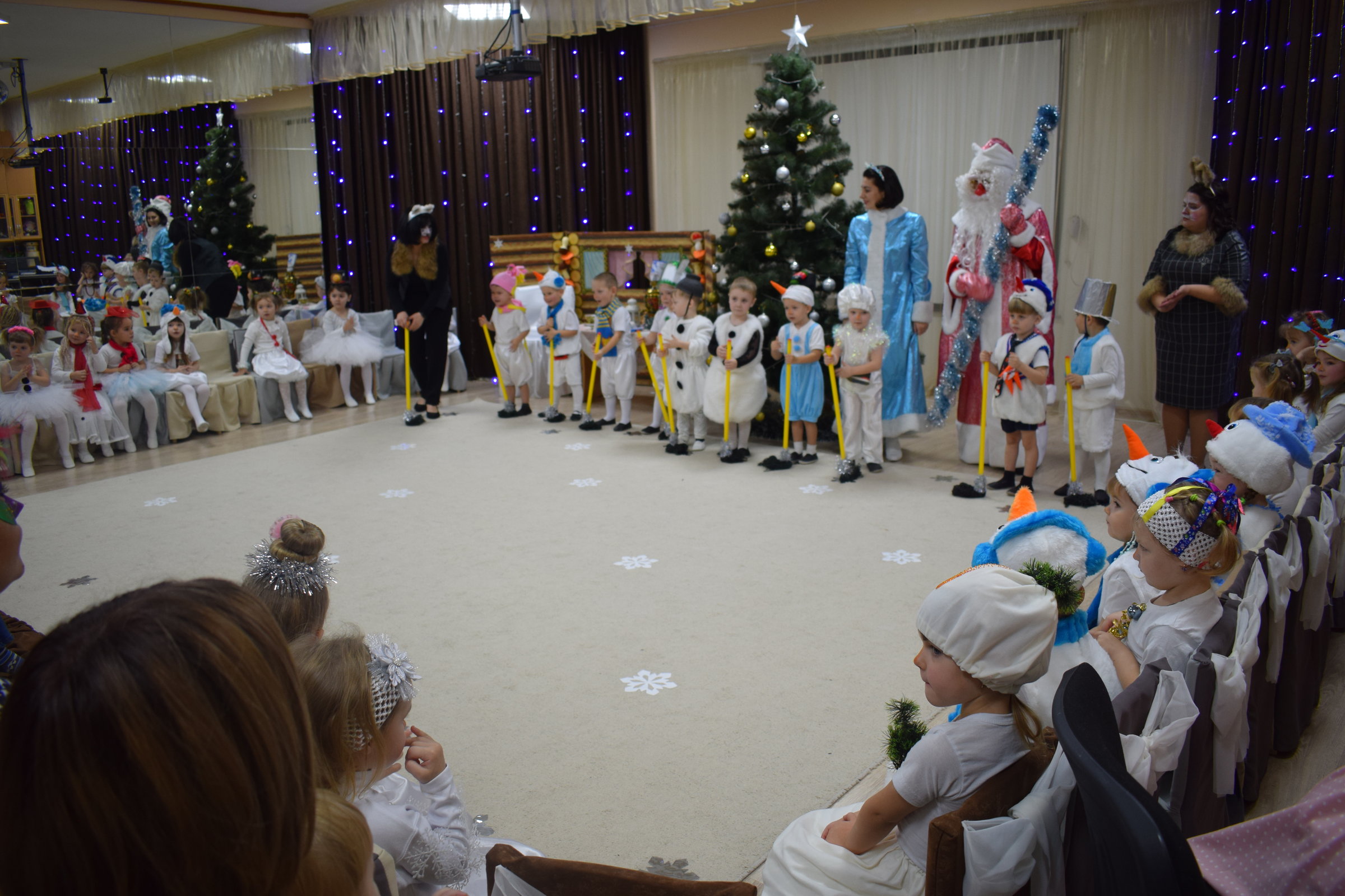 Новогодний утренник во второй младшей группе. Утренник в школе новый год 5 класс. Утренник стол в школе. Во второй младшей группе прошел новогодний утренник.