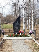 Цветы к памятнику М.Ф.Теплова.