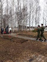 Возложение гирлянды в алее выпускников  к памятнику Героя СССР М.Ф.Теплова.