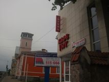 с другой стороны от нас ярко-оранжевое здание, бывшая пожарная часть