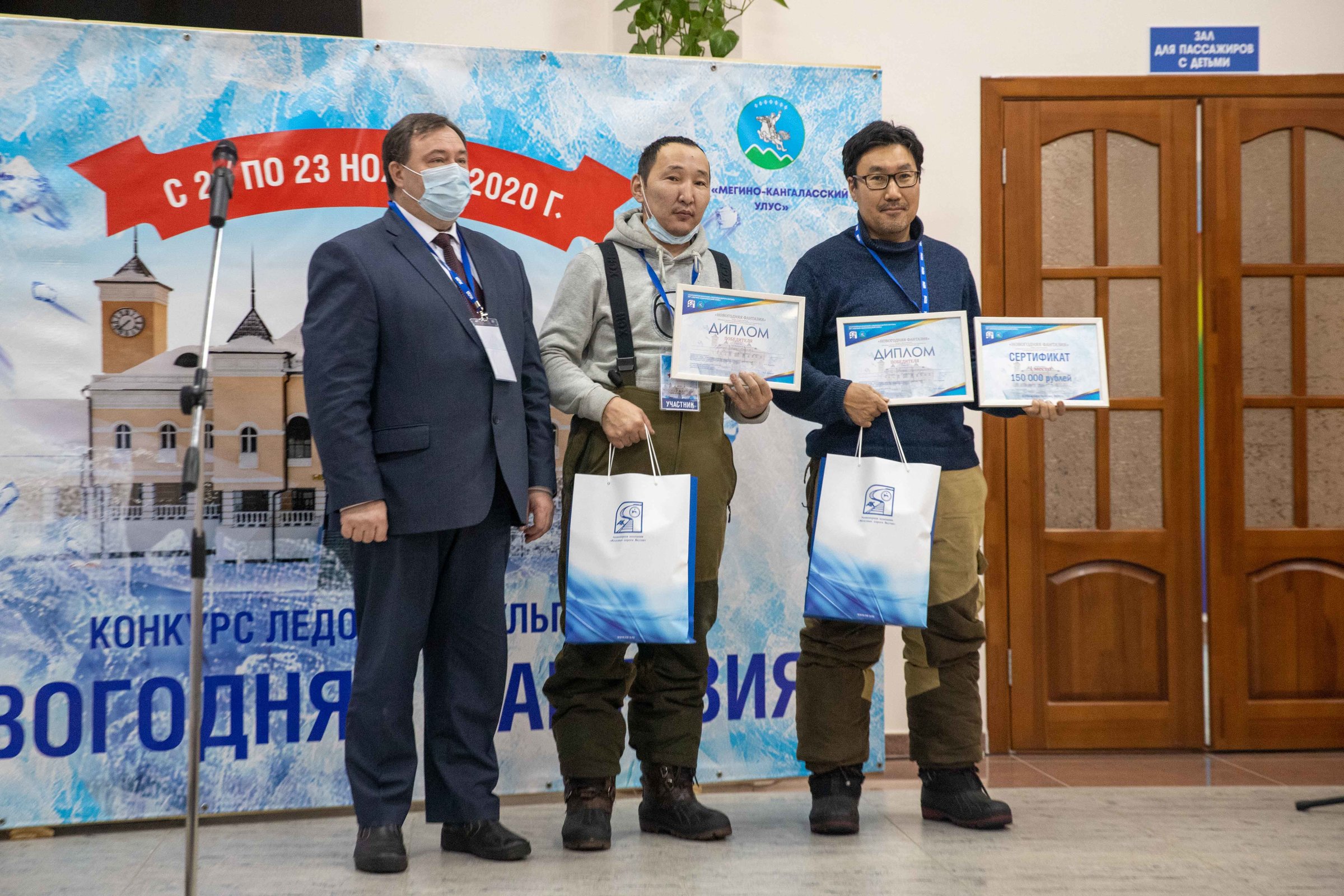 Привокзальную площадь станции Нижний Бестях украсили ледовые скульптуры