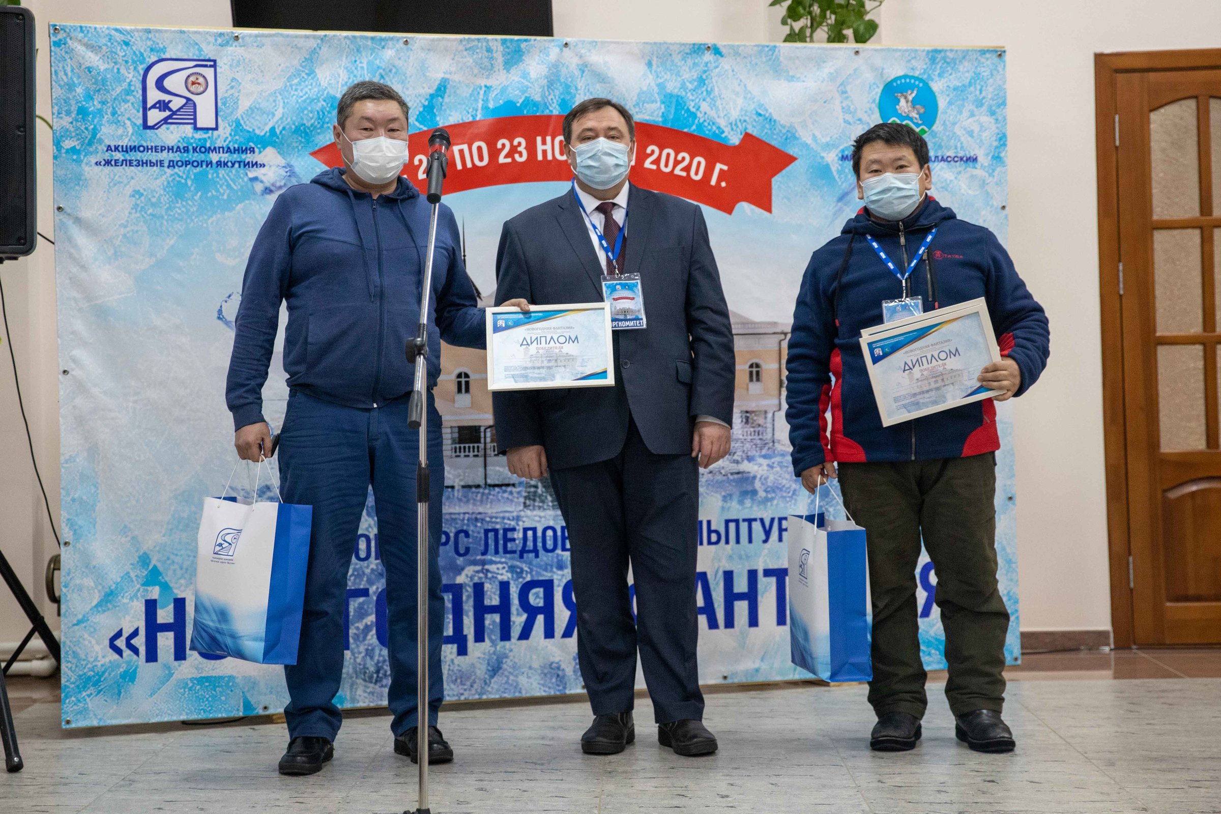 Привокзальную площадь станции Нижний Бестях украсили ледовые скульптуры