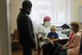  Сотрудник Арсинского Дома культуы Александр Калинин поздравляет коллектив медиков в лице Нургалеевой Галины.