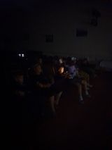 ребята смотрят мультик