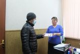 Вручили поздравительную открытку директору  Арсинской школы Поповой Н.Н.