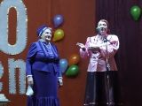 Евдокию Петровну Галкину (первый состав ансамбля) поздравляет директор МКУК "Арсинская ЦКС" В.А. Коврова