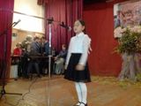 Песню исполняет Аида Якупова.