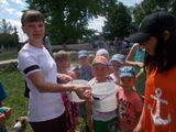 С детьми проводит игру  библиотекарь Карпетова Надежда 