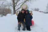 Установили чучело Галкин Андрей и Галкина Тамара